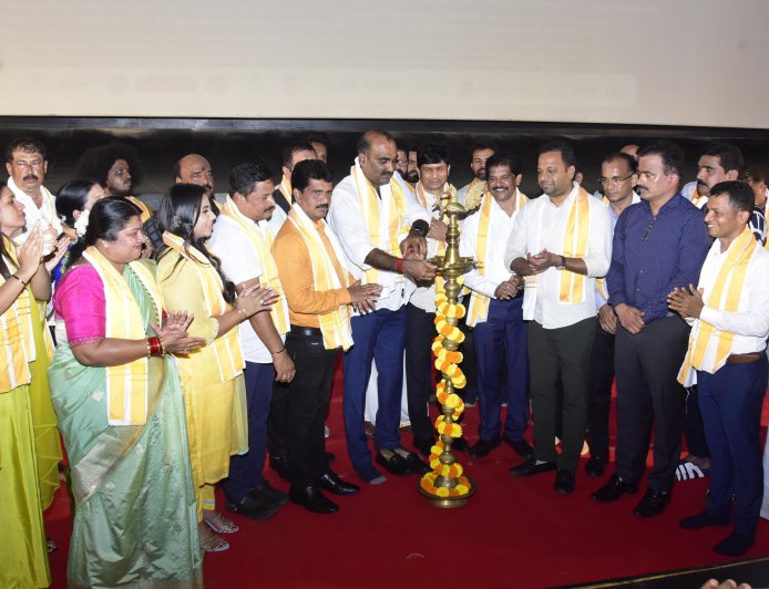 ತುಳು ಚಿತ್ರರಂಗದ ಇತಿಹಾಸದಲ್ಲೇ ಸಿಂಗಲ್ ಥಿಯೇಟರ್ ನಲ್ಲಿ ಅದ್ಧೂರಿ ಕಾರ್ಯಕ್ರಮ   “ಮಿಡ್ಲ್ ಕ್ಲಾಸ್ ಫ್ಯಾಮಿಲಿ” ಚಿತ್ರದ ಹಾಡು ಬಿಡುಗಡೆ