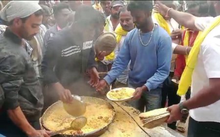 ಕೋಲಾರ| ಮಳೆ, ಚಳಿಯನ್ನೂ ಲೆಕ್ಕಿಸದೇ ಚಿಕನ್ ಬಿರಿಯಾನಿಗಾಗಿ ಮುಗಿಬಿದ್ದ ಜನ