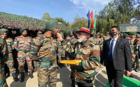 ಭಾರತ-ಪಾಕಿಸ್ತಾನ ಗಡಿಯಲ್ಲಿ ಯೋಧರೊಂದಿಗೆ ಪ್ರಧಾನಿ ನರೇಂದ್ರ ಮೋದಿ ದೀಪಾವಳಿ ಆಚರಣೆ