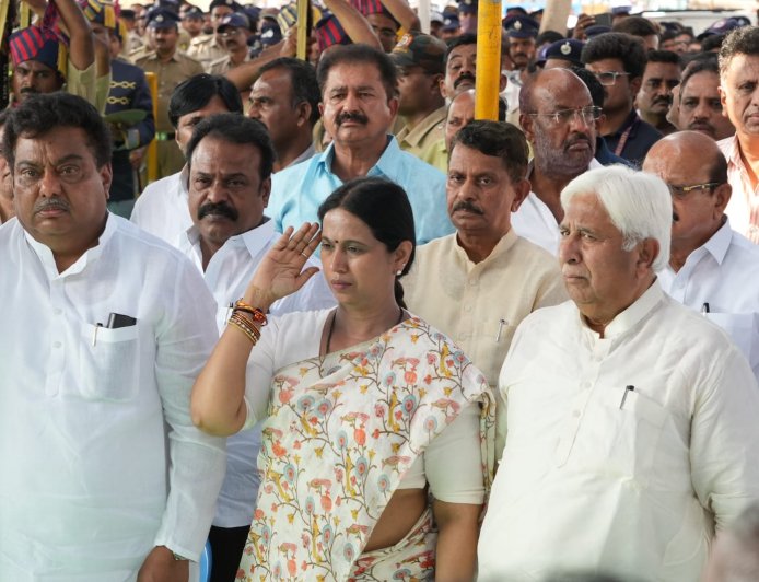 ಸುಧಾಕರ್ ಗೆ ಅಂತಿಮ ನಮನ ಸಲ್ಲಿಸಿದ ಲಕ್ಷ್ಮೀ ಹೆಬ್ಬಾಳಕರ್