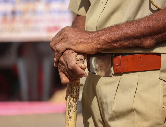 ಪರವಾನಿಗೆ ದಿನಾಂಕ ತಿದ್ದಿ ಅಕ್ರಮ ಕೆಂಪುಕಲ್ಲು ಗಣಿಗಾರಿಕೆ