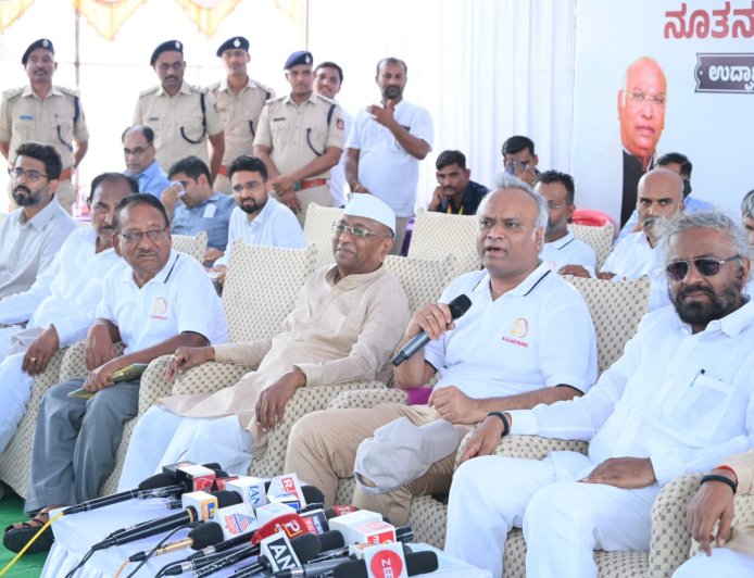 ವಿಜಯೇಂದ್ರ ಮೆಟ್ರೋ‌ ಪ್ರಯಾಣ-ಸಚಿವ ಪ್ರಿಯಾಂಕ್ ಖರ್ಗೆ ವ್ಯಂಗ್ಯ