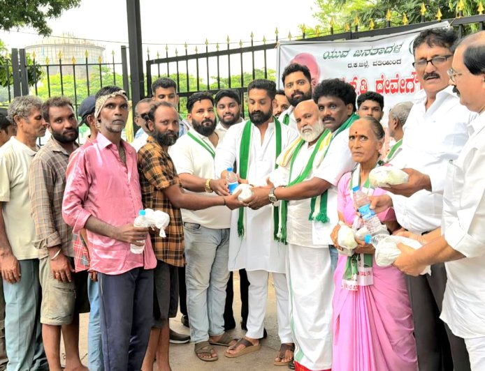 ಮಾಜಿ ಪ್ರಧಾನಿ ಎಚ್.ಡಿ. ದೇವೇಗೌಡರ ಹುಟ್ಟುಹಬ್ಬ: ನಿರಾಶ್ರಿತರಿಗೆ ಅನ್ನದಾನ
