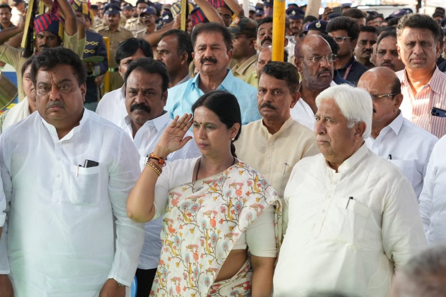 ಸುಧಾಕರ್ ಗೆ ಅಂತಿಮ ನಮನ ಸಲ್ಲಿಸಿದ ಲಕ್ಷ್ಮೀ ಹೆಬ್ಬಾಳಕರ್