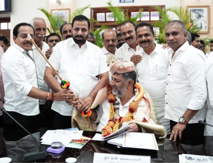 ಮೈಸೂರು ದಸರಾದಲ್ಲಿ ಕಂಬಳ: ಮುಖ್ಯಮಂತ್ರಿಗಳಿಗೆ ಸನ್ಮಾನ