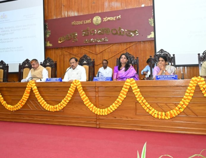 Tumakuru: ಮೇವು ಮತ್ತು ಕುಡಿಯುವ ನೀರಿಗೆ ಯಾವುದೇ ಸಮಸ್ಯೆಯಾಗಬಾರದು: ಡಾ.ಜಿ.ಪರಮೇಶ್ವರ