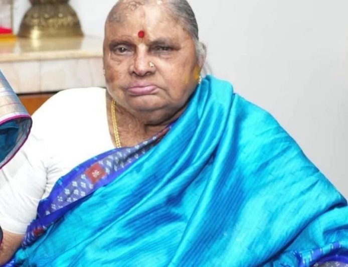ಸಕಲ ಸರ್ಕಾರಿ ಗೌರವಗಳೊಂದಿಗೆ ಮಣ್ಣಲ್ಲಿ ಮಣ್ಣಾದ ದೇವೇಗೌಡರ ಪತ್ನಿ ಚೆನ್ನಮ್ಮ