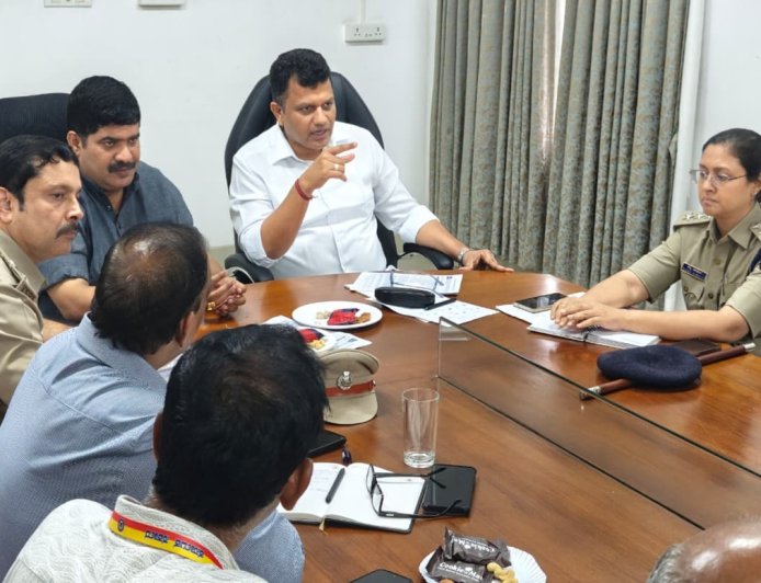 ಅಪಘಾತದಲ್ಲಿ ನಗದು ರಹಿತ ತುರ್ತು ಚಿಕಿತ್ಸೆ ನೀಡುವ ‘PM ರಾಹತ್’ಗೆ ದಕ್ಷಿಣ ಕನ್ನಡ ಮಾದರಿಯಾಗಲಿ  ಯೋಜನೆ ಕಡ್ಡಾಯವಾಗಿ ಅನುಷ್ಠಾನಗೊಳಿಸದ ಆಸ್ಪತ್ರೆಗಳ ವಿರುದ್ಧ ಕಠಿಣ ಕ್ರಮಕ್ಕೆ ಸಂಸದ ಕ್ಯಾ. ಚೌಟ ಸೂಚನೆ