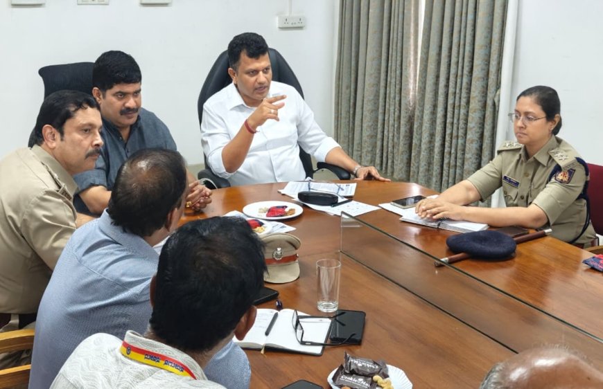 ಅಪಘಾತದಲ್ಲಿ ನಗದು ರಹಿತ ತುರ್ತು ಚಿಕಿತ್ಸೆ ನೀಡುವ ‘PM ರಾಹತ್’ಗೆ ದಕ್ಷಿಣ ಕನ್ನಡ ಮಾದರಿಯಾಗಲಿ  ಯೋಜನೆ ಕಡ್ಡಾಯವಾಗಿ ಅನುಷ್ಠಾನಗೊಳಿಸದ ಆಸ್ಪತ್ರೆಗಳ ವಿರುದ್ಧ ಕಠಿಣ ಕ್ರಮಕ್ಕೆ ಸಂಸದ ಕ್ಯಾ. ಚೌಟ ಸೂಚನೆ