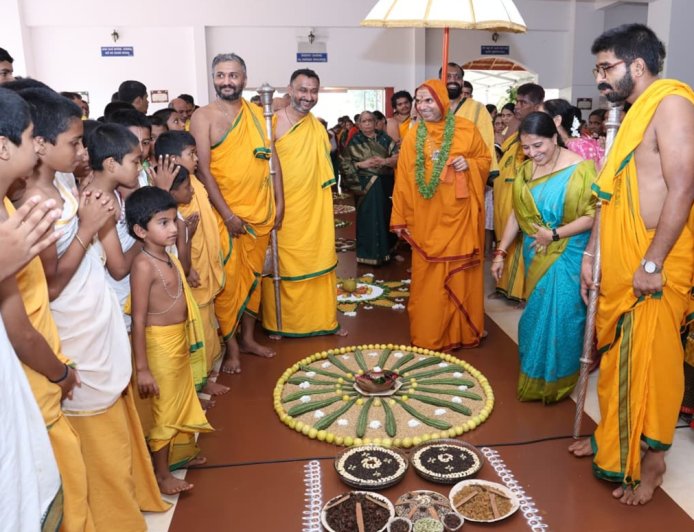 Anna bramma Chathurmasya: ಮೊಬೈಲ್ ನೋಡುತ್ತಾ ಆಹಾರ ಸೇವಿಸುವುದು ಮನಸ್ಸಿಗೆ ಮಾರಕ: ರಾಮಚಂದ್ರಾಪುರ ಮಠದ ರಾಘವೇಶ್ವರ ಭಾರತೀ ಸ್ವಾಮೀಜಿ