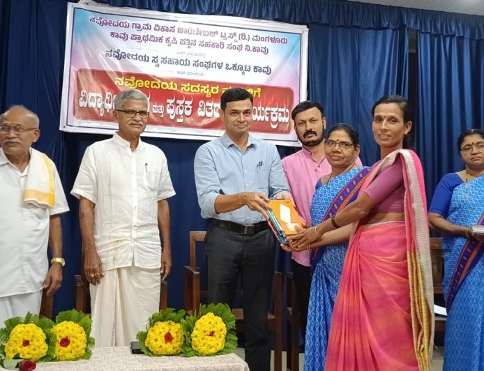 ಕಾವು ನವೋದಯ ಒಕ್ಕೂಟದಿಂದ ಮಕ್ಕಳಿಗೆ ಪುಸ್ತಕ-ಲೇಖನ ಸಾಮಗ್ರಿ & ಪ್ರೋತ್ಸಾಹ ಧನ ವಿತರಣೆ