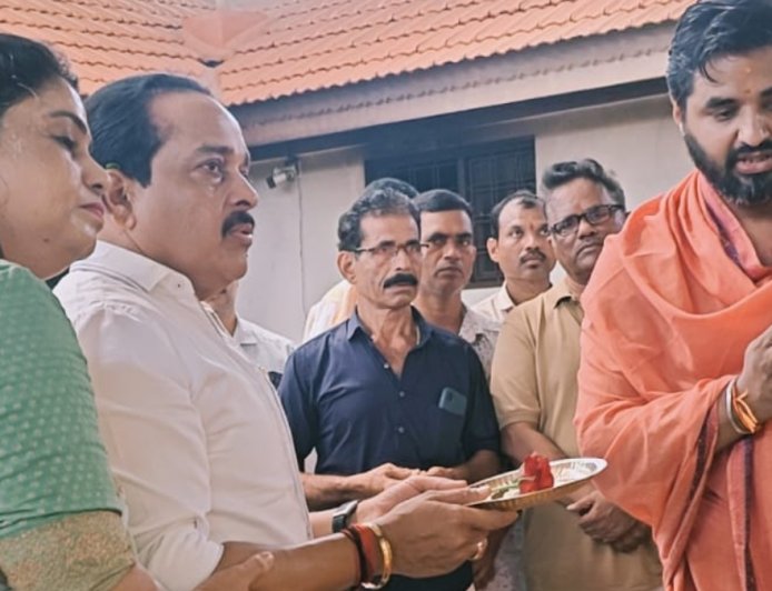 ಪುತ್ತೂರು: ಮಹಾಲಿಂಗೇಶ್ವರ ಸನ್ನಿಧಿಗೆ ಶಾಸಕ ಅಶೋಕ್ ರೈ ಕುಟುಂಬದಿಂದ 100 ಗ್ರಾಂ ಚಿನ್ನ ಸಮರ್ಪಣೆ