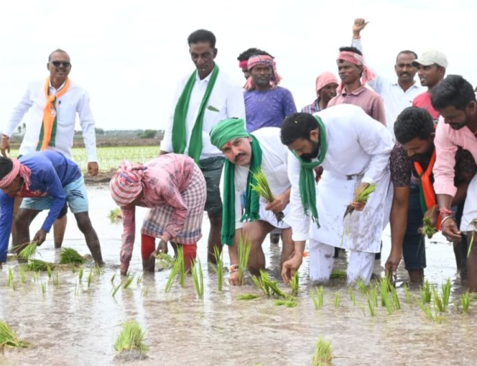 ರೈತರ ಜೊತೆ ಮಣ್ಣಿನ ಮಗನಾದ ಬಿ.ವೈ.ವಿಜಯೇಂದ್ರ