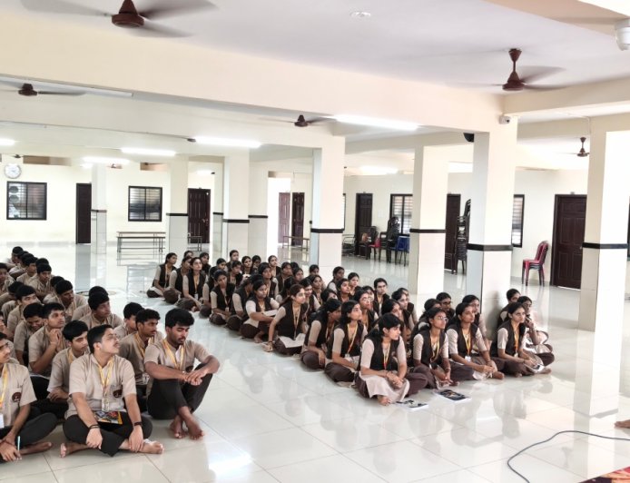 ಅಂಬಿಕಾ ವಸತಿ ಪಿಯು ಕಾಲೇಜು: 'ಸ್ಮಾರ್ಟ್ ಸ್ಟಡಿ' ಕುರಿತು ವಿಶೇಷ ಉಪನ್ಯಾಸ