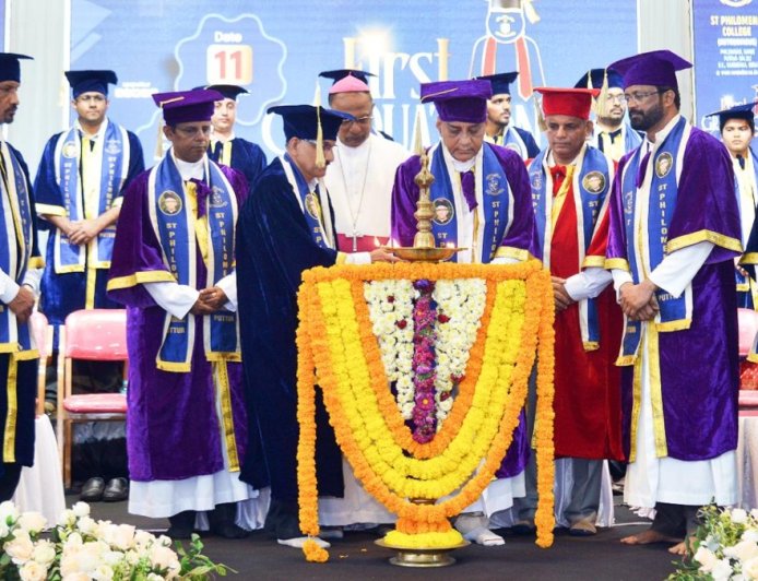 St. Philomena College: ಸಂತ ಫಿಲೋಮಿನಾ ಕಾಲೇಜಿನಲ್ಲಿ ಪ್ರಥಮ ಪದವೀಧರರ ಸಮಾರಂಭ.. 60 ವಿದ್ಯಾರ್ಥಿಗಳಿಗೆ ಪದವಿ