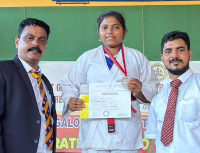 ಕರಾಟೆ ಚಾಂಪಿಯನ್: ಸಂತ ಫಿಲೋಮಿನಾ ಕಾಲೇಜು ವಿದ್ಯಾರ್ಥಿನಿ ನಿಶ್ವಿತಾಗೆ ಬೆಳ್ಳಿ