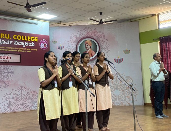 ವಿವೇಕಾನಂದ ಪದವಿ-ಪೂರ್ವ ವಿದ್ಯಾಲಯ: ವಂದೇ ಮಾತರಂ ಸಾಮೂಹಿಕ ಗಾಯನ - ನಮಾಮಿ ಭಾರತಂ