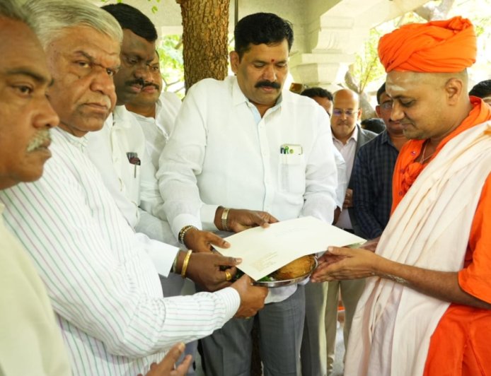 ದಸರಾ ಉದ್ಘಾಟನೆ: ಅಭಿನವ ಗವಿಸಿದ್ದೇಶ್ವರ ಸ್ವಾಮೀಜಿಗೆ ಆಹ್ವಾನ