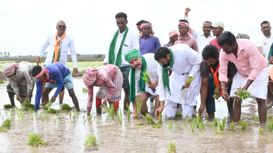 ರೈತರ ಜೊತೆ ಮಣ್ಣಿನ ಮಗನಾದ ಬಿ.ವೈ.ವಿಜಯೇಂದ್ರ
