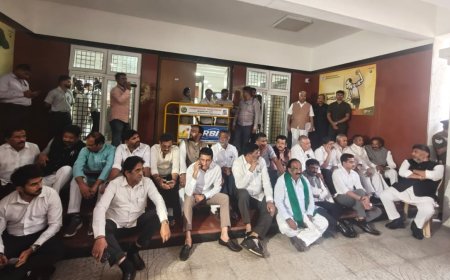 Karnataka: ಸಚಿವರೊಂದಿಗೆ ರಾಜ್ಯ ಚುನಾವಣಾ ಆಯೋಗ ಕಚೇರಿ ಆವರಣದಲ್ಲಿ ಸಿಎಂ ಧರಣಿ