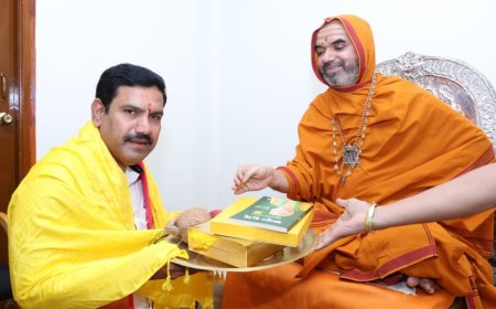 ದೇವತೆಗಳು ಕೋಲು ಹಿಡಿದು ದಂಡಿಸುವುದಿಲ್ಲ, ಬುದ್ಧಿಯನ್ನೇ ಬದಲಿಸುತ್ತಾರೆ: ರಾಘವೇಶ್ವರ ಶ್ರೀ