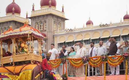 Mysuru Dasara: ಚಾಮುಂಡೇಶ್ವರಿ ತಾಯಿಗೆ ಸಿಎಂ ಡಿ.ಕೆ.ಶಿವಕುಮಾರ್ ಪುಷ್ಪಾರ್ಚನೆ