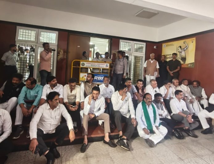 Karnataka: ಸಚಿವರೊಂದಿಗೆ ರಾಜ್ಯ ಚುನಾವಣಾ ಆಯೋಗ ಕಚೇರಿ ಆವರಣದಲ್ಲಿ ಸಿಎಂ ಧರಣಿ