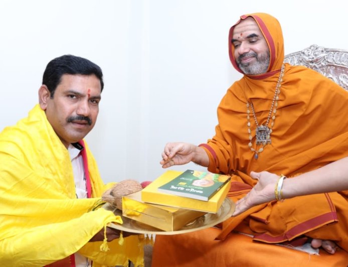 ದೇವತೆಗಳು ಕೋಲು ಹಿಡಿದು ದಂಡಿಸುವುದಿಲ್ಲ, ಬುದ್ಧಿಯನ್ನೇ ಬದಲಿಸುತ್ತಾರೆ: ರಾಘವೇಶ್ವರ ಶ್ರೀ
