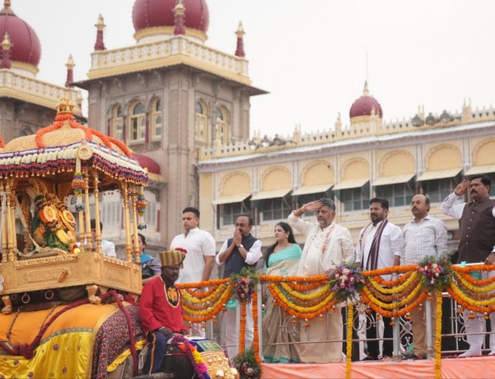 Mysuru Dasara: ಚಾಮುಂಡೇಶ್ವರಿ ತಾಯಿಗೆ ಸಿಎಂ ಡಿ.ಕೆ.ಶಿವಕುಮಾರ್ ಪುಷ್ಪಾರ್ಚನೆ
