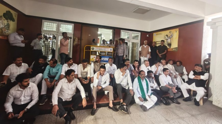 Karnataka: ಸಚಿವರೊಂದಿಗೆ ರಾಜ್ಯ ಚುನಾವಣಾ ಆಯೋಗ ಕಚೇರಿ ಆವರಣದಲ್ಲಿ ಸಿಎಂ ಧರಣಿ