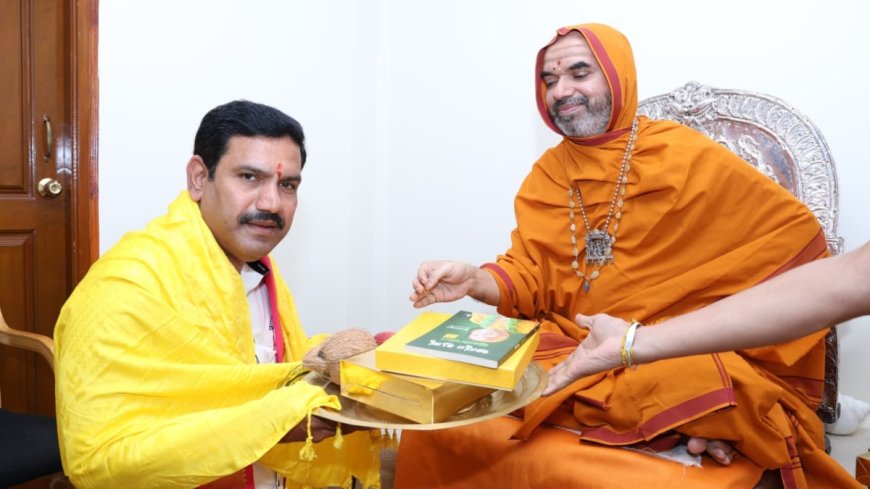 ದೇವತೆಗಳು ಕೋಲು ಹಿಡಿದು ದಂಡಿಸುವುದಿಲ್ಲ, ಬುದ್ಧಿಯನ್ನೇ ಬದಲಿಸುತ್ತಾರೆ: ರಾಘವೇಶ್ವರ ಶ್ರೀ