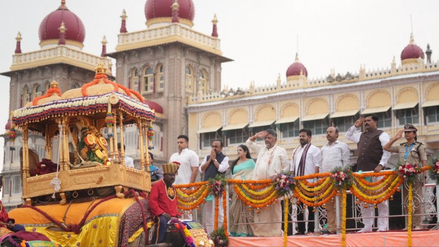 Mysuru Dasara: ಚಾಮುಂಡೇಶ್ವರಿ ತಾಯಿಗೆ ಸಿಎಂ ಡಿ.ಕೆ.ಶಿವಕುಮಾರ್ ಪುಷ್ಪಾರ್ಚನೆ